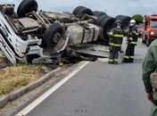 Motorista fica ferido após carreta carregada de pó de cerâmica tombar na AL-101