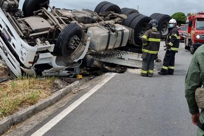 Motorista fica ferido após carreta carregada de pó de cerâmica tombar na AL-101