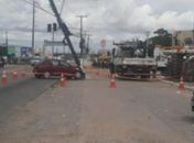 Carro colide contra poste na Avenida Menino Marcelo e afeta fornecimento de energia na região