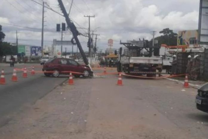 Carro colide contra poste na Avenida Menino Marcelo e afeta fornecimento de energia na região