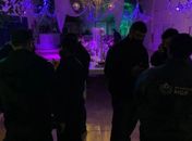 Policiais são confundidos com strippers durante operação para encerrar festa de swing