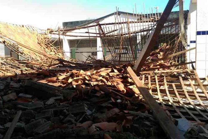 Teto de pátio de escola estadual desaba em Penedo