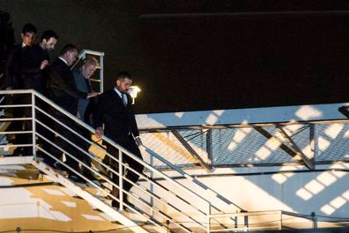 Manifestações na chegada de Lula a Curitiba deixam oito pessoas feridas