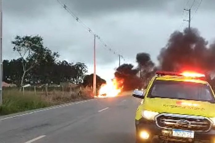 Ambulância pega fogo em trecho da AL-115, em Lagoa da Canoa