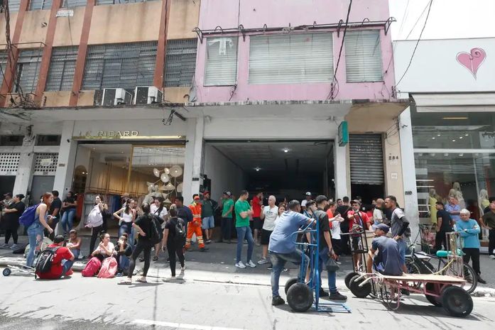 Bombeiros encerram trabalhos três dias após incêndio na região do Brás