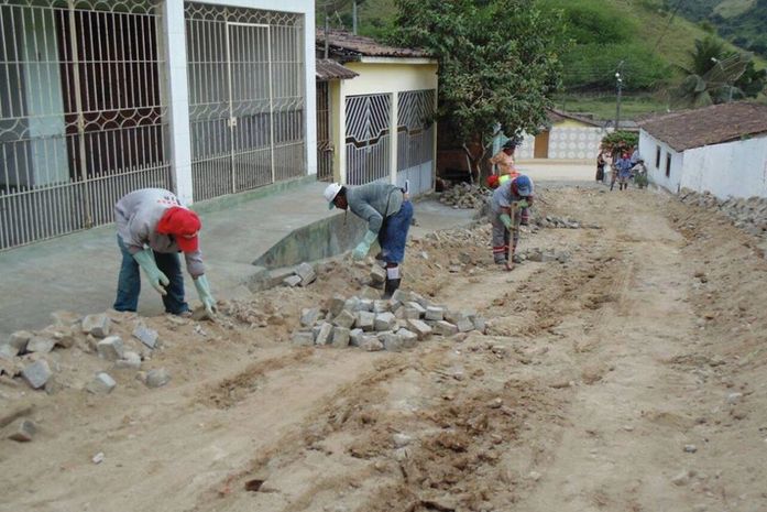 Prefeitura de Santana do Mundaú intensifica recuperação de calçamento em ruas
