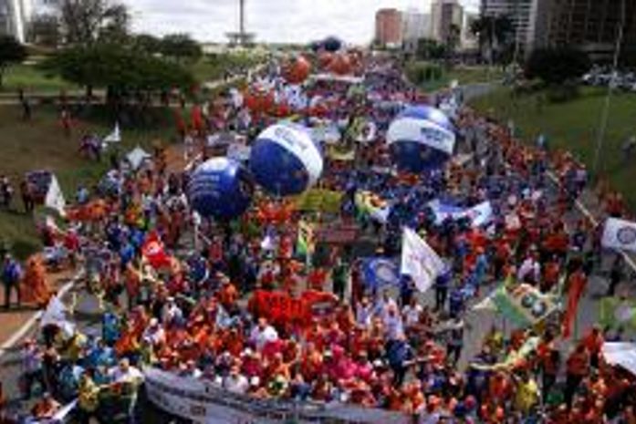 Manifestação em Brasília tem tumulto na chegada ao Congresso Nacional