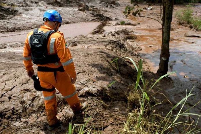 Risco de novo rompimento suspende buscas; espaço aéreo é fechado