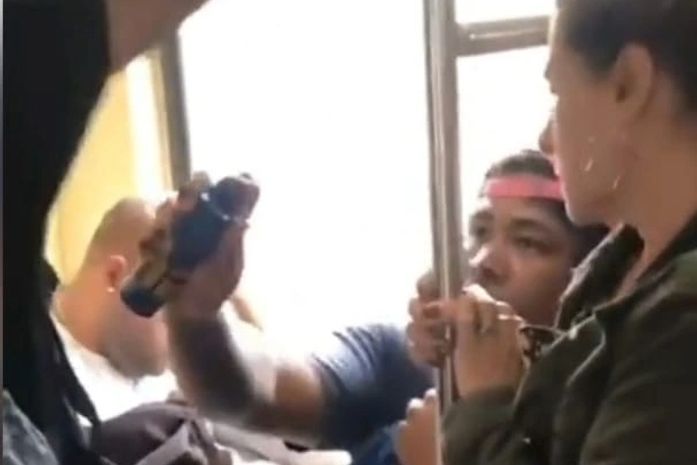 Vídeo: homem "passa" desodorante em vendedor de doces e gera discussão em metrô de SP