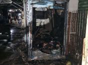 Bombeiros são acionados para conter incêndio em barracas na Feira do Rato