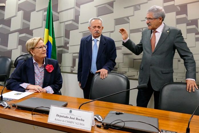 Benedito de Lira entre senadora e deputado