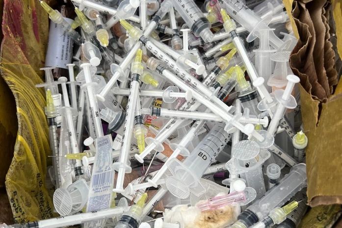 Remédios vencidos, seringas e agulhas usadas: Visa recolhe 20 kg de materiais descartados no meio da rua, no Poço