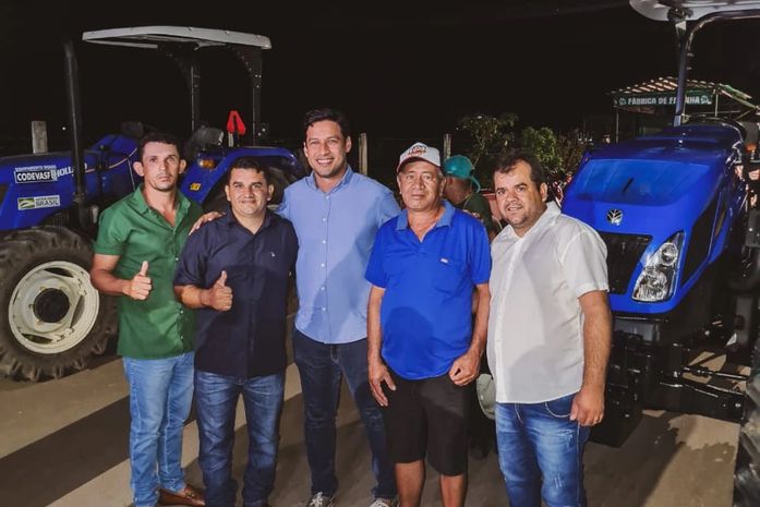 Ademir da Bananeira agradece ao senador Rodrigo Cunha pela entrega de trator e casa de farinha móvel aos povoados Bananeira e Piauí