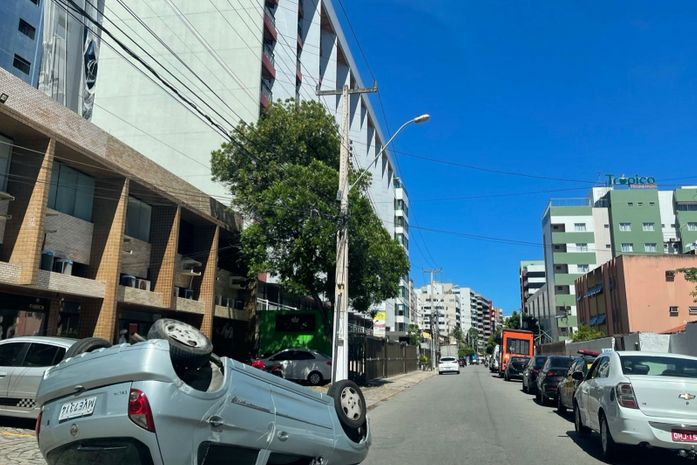 Carro capota após colidir com outro veículo e motorista fica ferido na Ponta Verde
