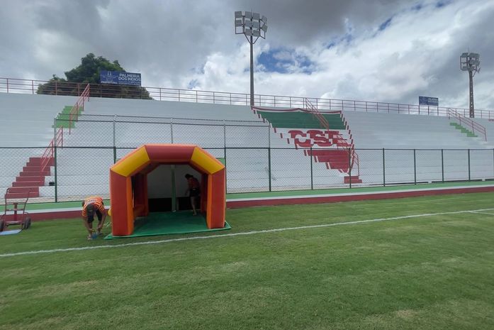 Comentarista da FAF TV elogia o Estádio Juca Sampaio durante transmissão ao vivo