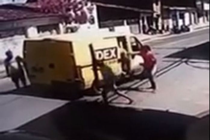 Funcionários dos Correios são rendidos durante assalto; veja vídeo