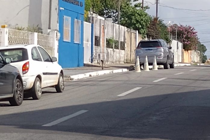 Moradores do Farol denunciam “privatização de via pública” e dificuldade para estacionar veículos