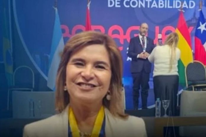 Maria Clara Bugarim, presidente da Abracicon, recebe o prêmio de excelência “Fray Luca Bartolomeo Paccioli”