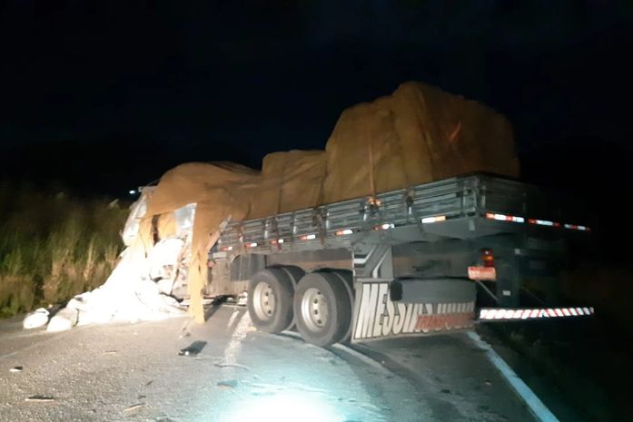 Colisão frontal entre dois caminhões deixa uma pessoa morta em interior de Alagoas