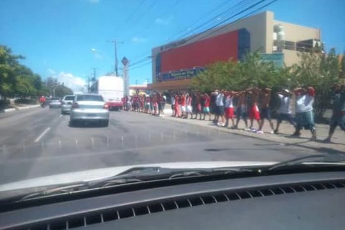 Torcedores do CRB são revistados no bairro do Farol