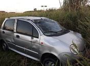 Motorista tentou desviar carro de animal e capotou