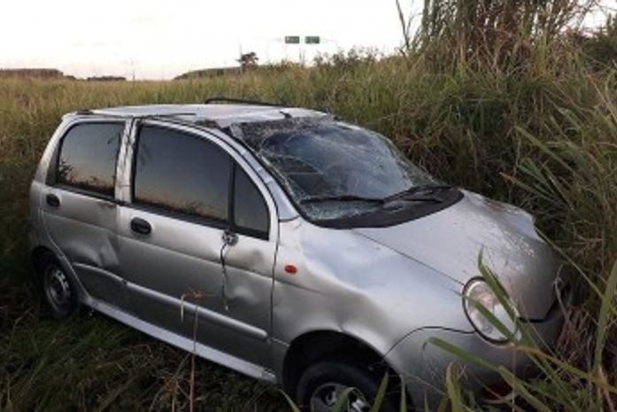 Motorista tentou desviar carro de animal e capotou