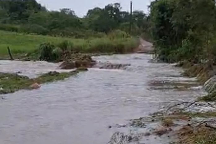 Fortes chuvas inundam várias ruas de Arapiraca e acesso a comunidade Flexeiras está bloqueado