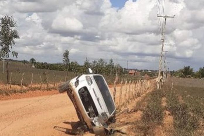 Motorista perde controle da direção e capota carro em estrada vicinal no Agreste