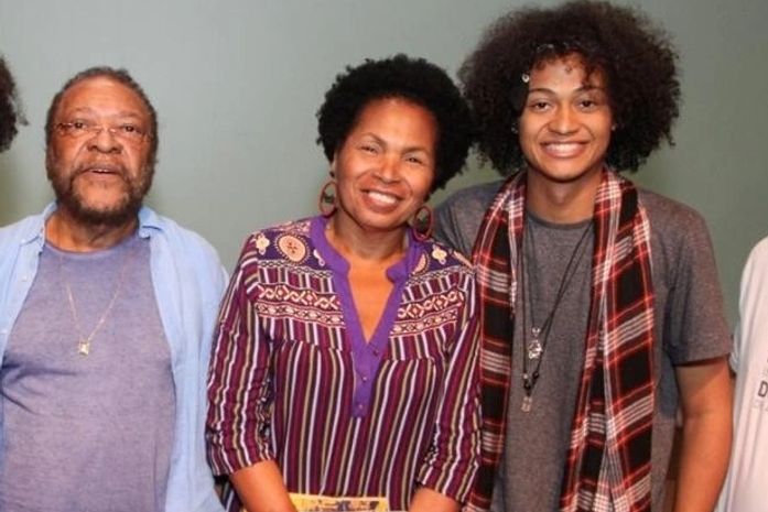 JB tem 20 anos, já cantou com Martinho da Vila, e, é uma das atrações do Palavras Pretas.