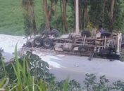 Carreta de gesso tomba e interdita parte da AL-104, em São José da Tapera