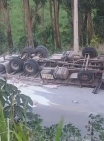 Carreta de gesso tomba e interdita parte da AL-104, em São José da Tapera