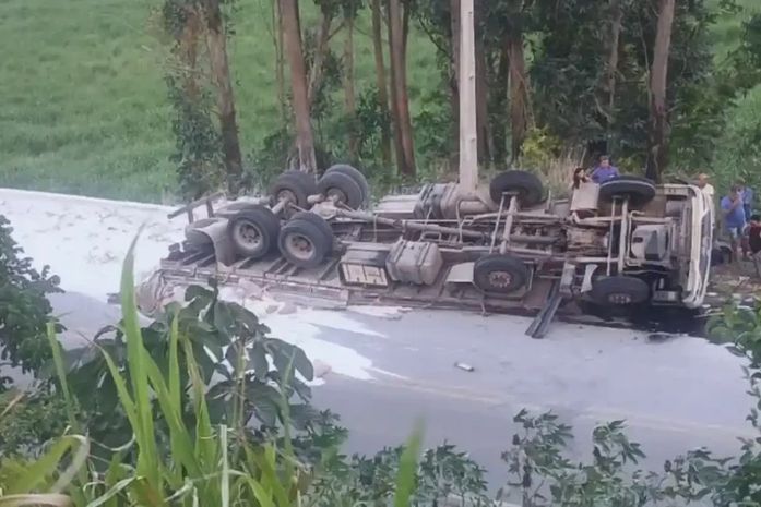 Carreta de gesso tomba e interdita parte da AL-104, em São José da Tapera