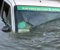 Van de transporte complementar fica submersa em açude após colisão em trecho da AL-220 