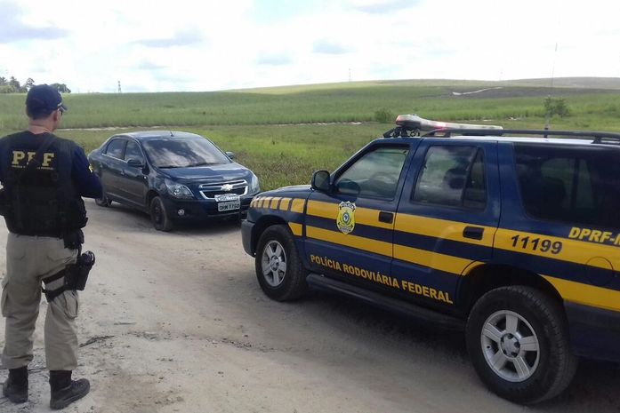 PRF recupera veículo roubado em Rio Largo