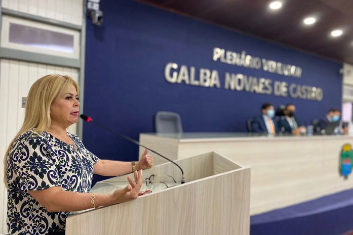 "Na verdade é uma carícia no próprio umbigo", diz vereadora após empresas 'anunciarem' wi-fi nos ônibus