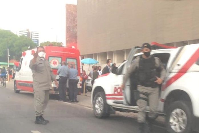 Vítima foi baleada em frente ao Fórum do Barro Duro, em Maceió.