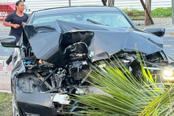 Carro atinge coqueiro após motorista perder controle da direção em Maceió