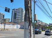 Poste de energia com estrutura danificada 