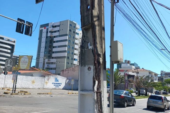 Poste de energia com estrutura danificada