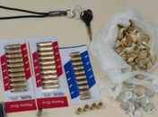 Durante as abordagens também foram encontradas munições de calibre 38 e 380 e drogas