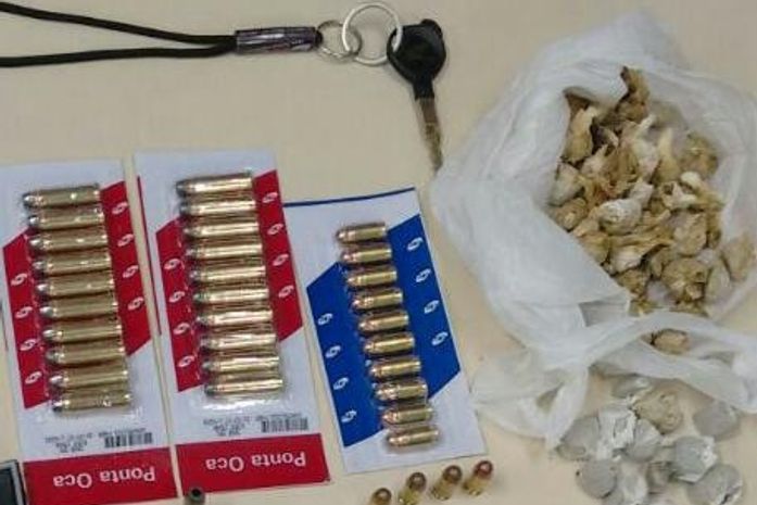 Durante as abordagens também foram encontradas munições de calibre 38 e 380 e drogas