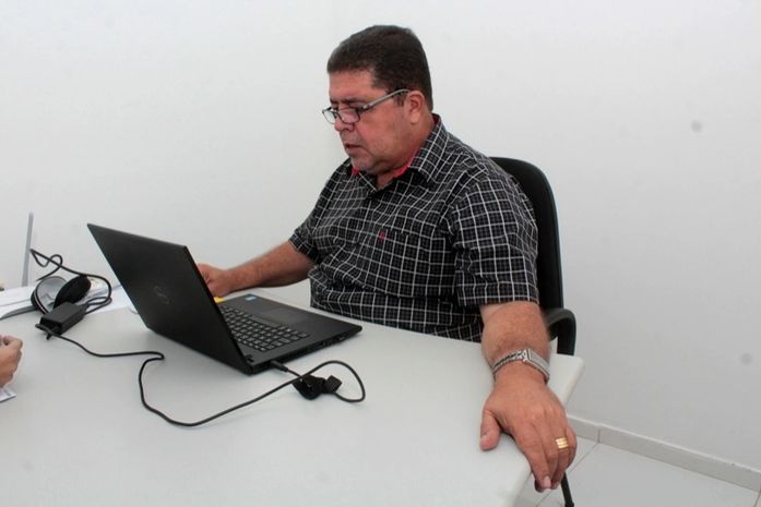 Adriano Barros tomou a medida no início da tarde desta quarta-feira, depois de consultar o caixa municipal