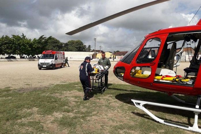 Mulher é socorrida em estado grave pelo Samu após ser esfaqueada; marido é principal suspeito