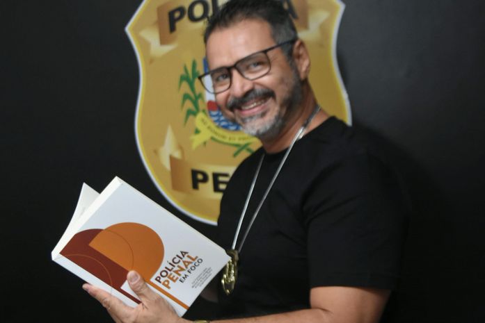 Policial penal de AL tem artigo sobre o papel da laborterapia dentro dos presídios publicado em livro