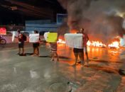 Moradores da Grota do Arroz fecham trecho da Avenida Gustavo Paiva para cobrar melhorias na infraestrutura da localidade