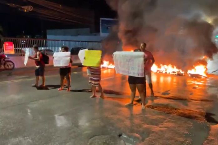 Moradores da Grota do Arroz fecham trecho da Avenida Gustavo Paiva para cobrar melhorias na infraestrutura da localidade