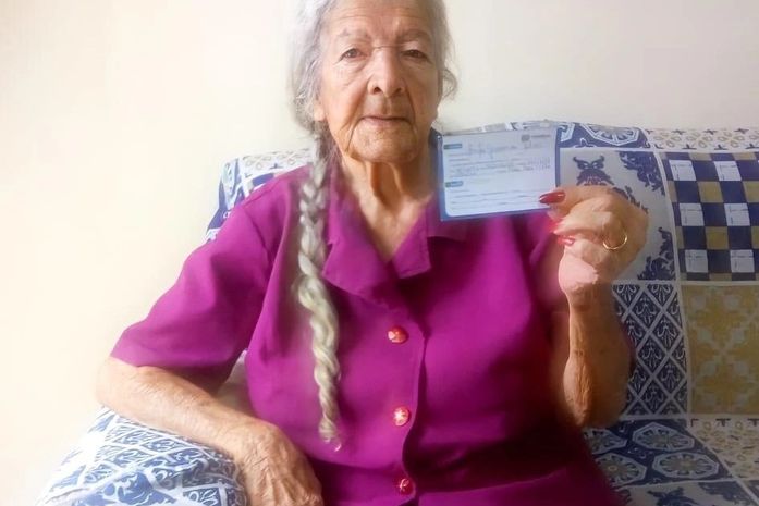 Aos 92 anos, mãe de jornalista arapiraquense é vacinada contra a Covid-19