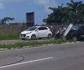 Carro colide com poste e derruba fio de alta tensão, na Avenida Menino Marcelo