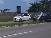 Carro colide com poste e derruba fio de alta tensão, na Avenida Menino Marcelo
