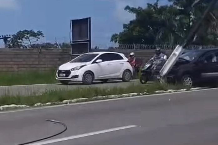 Carro colide com poste e derruba fio de alta tensão, na Avenida Menino Marcelo